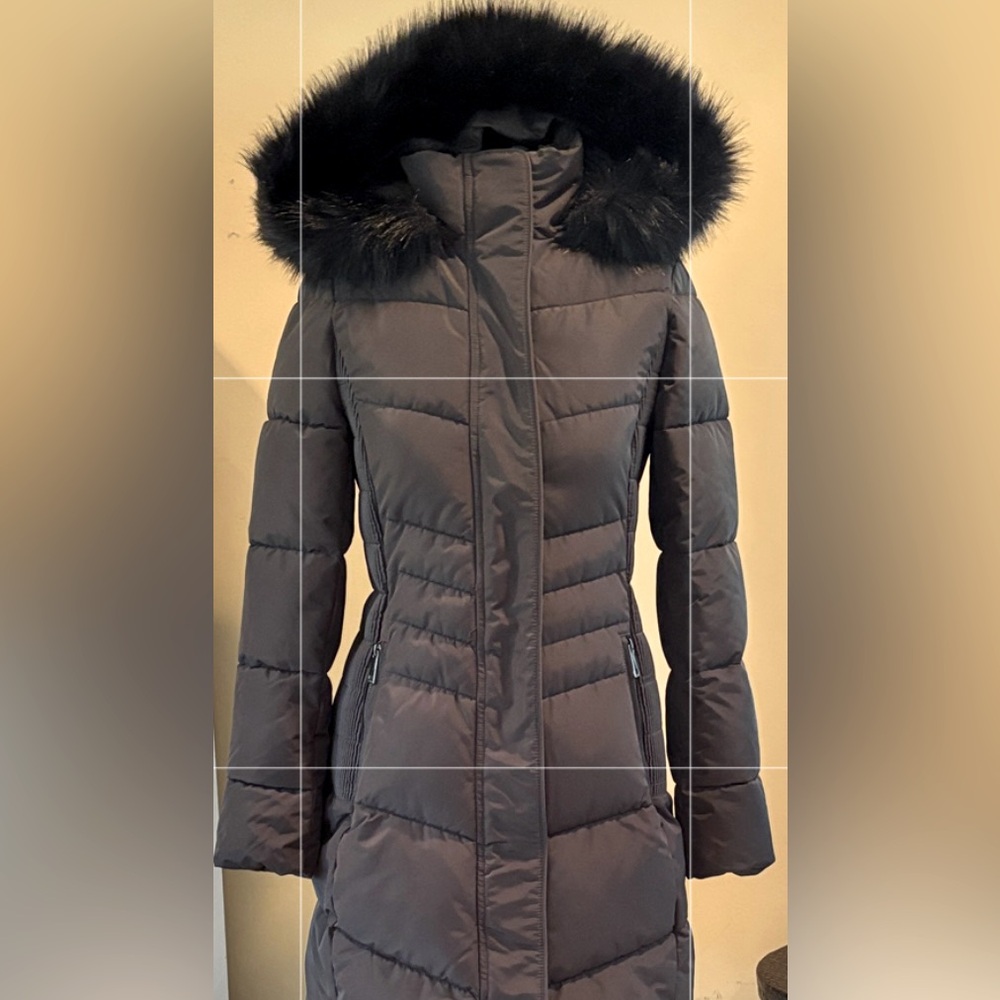 Elegant Black Puffer Jacket with Faux Fur Trim